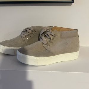 Joie bootiesLuxurious upper 
Lace-up styling.